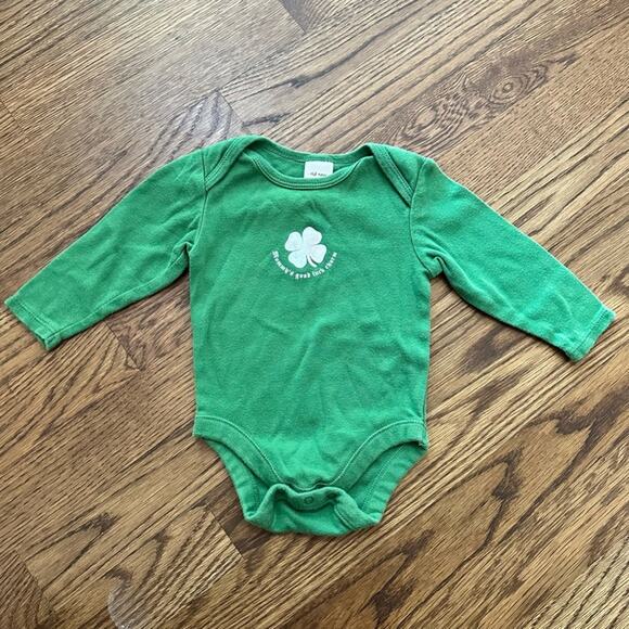 Old Navy Mommy’s Good Luck Charm St. Patrick’s Day onesie, size 3-6 months - Picture 1 of 4